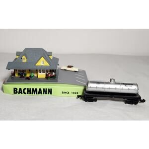 Bachmann N Scale Building With Parking Lot & Southern Pacific Tanker Pre-owned